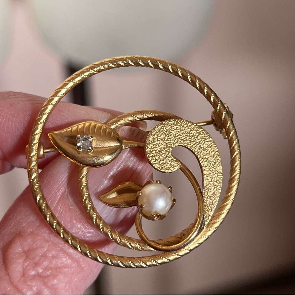 Vintage 1940 -50s Victorian Art Nouveau Feminine Pearl Gold Circle Pin Brooch